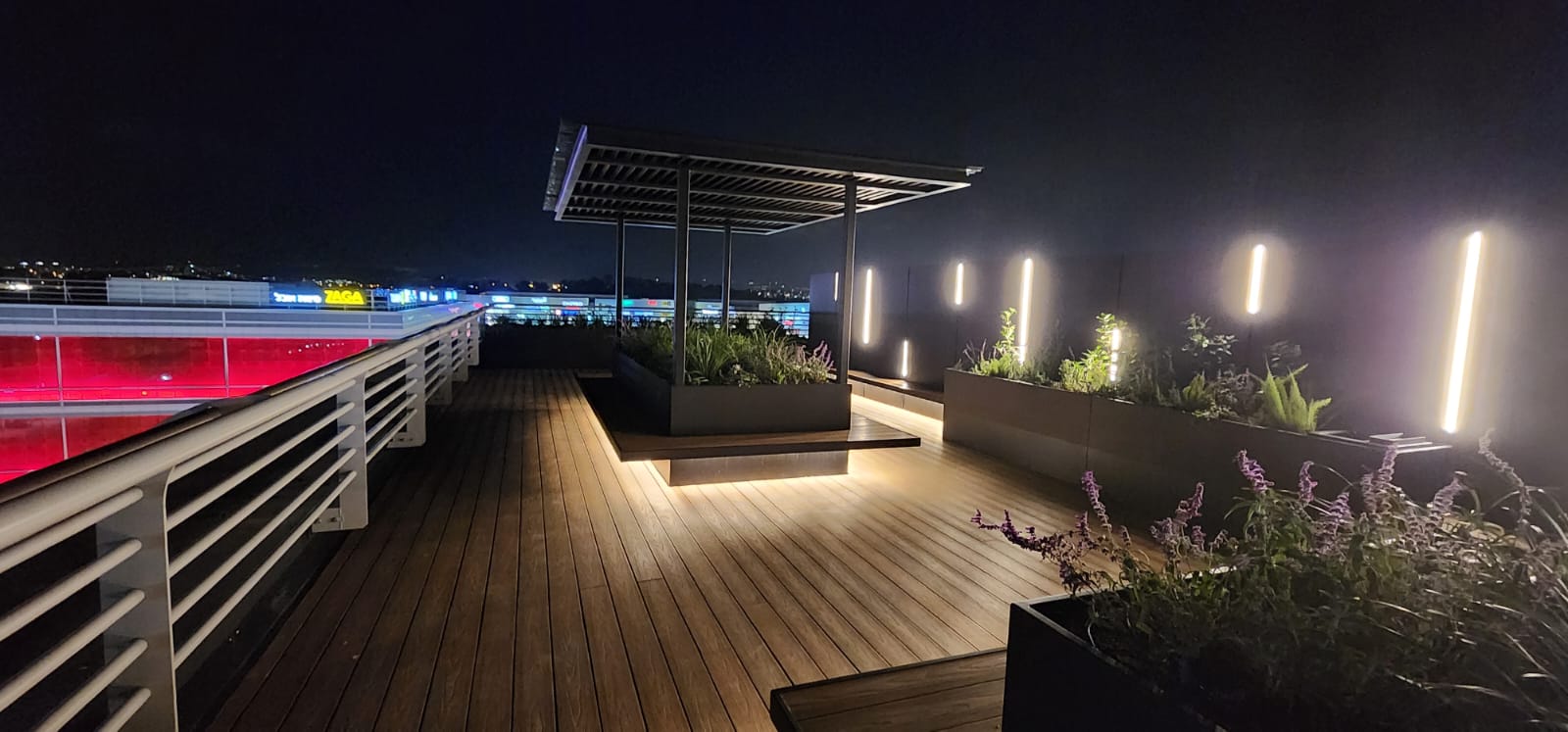 מרפסת תאורה בלילה