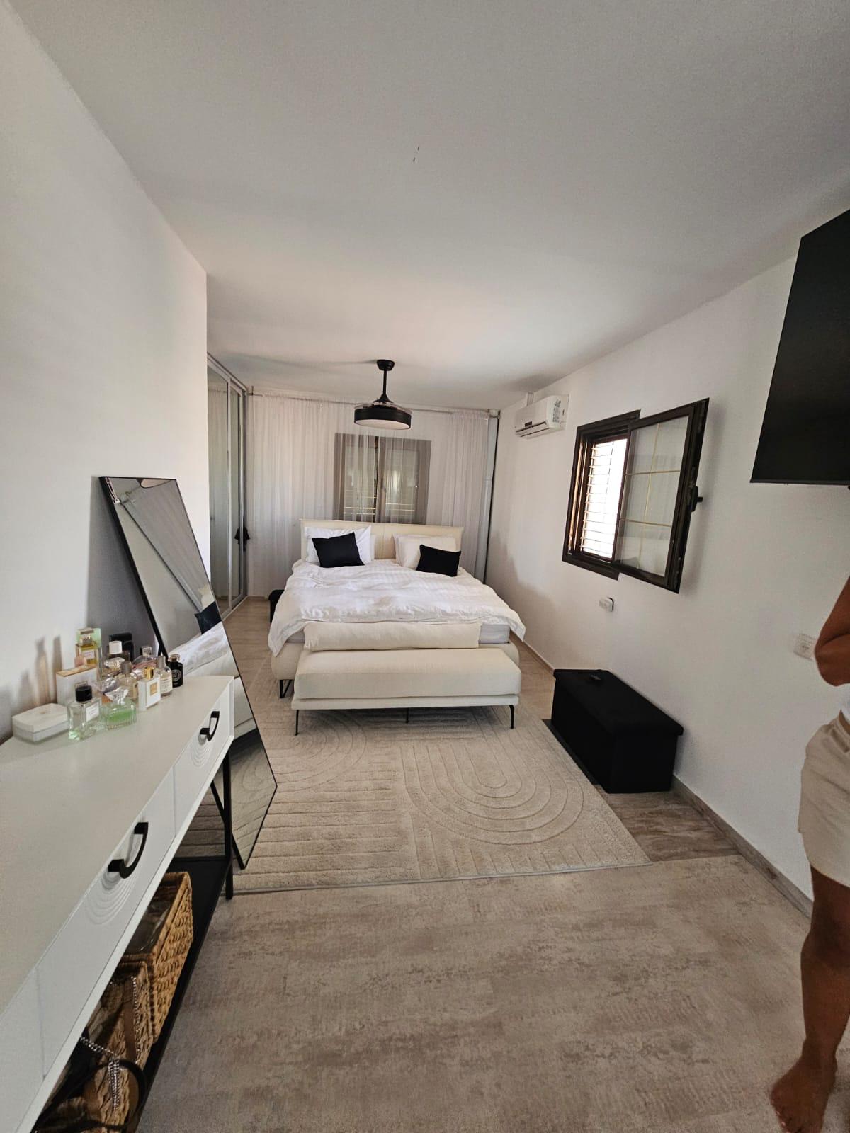 05795925-C69A-4845-BB36-56962B7159A2