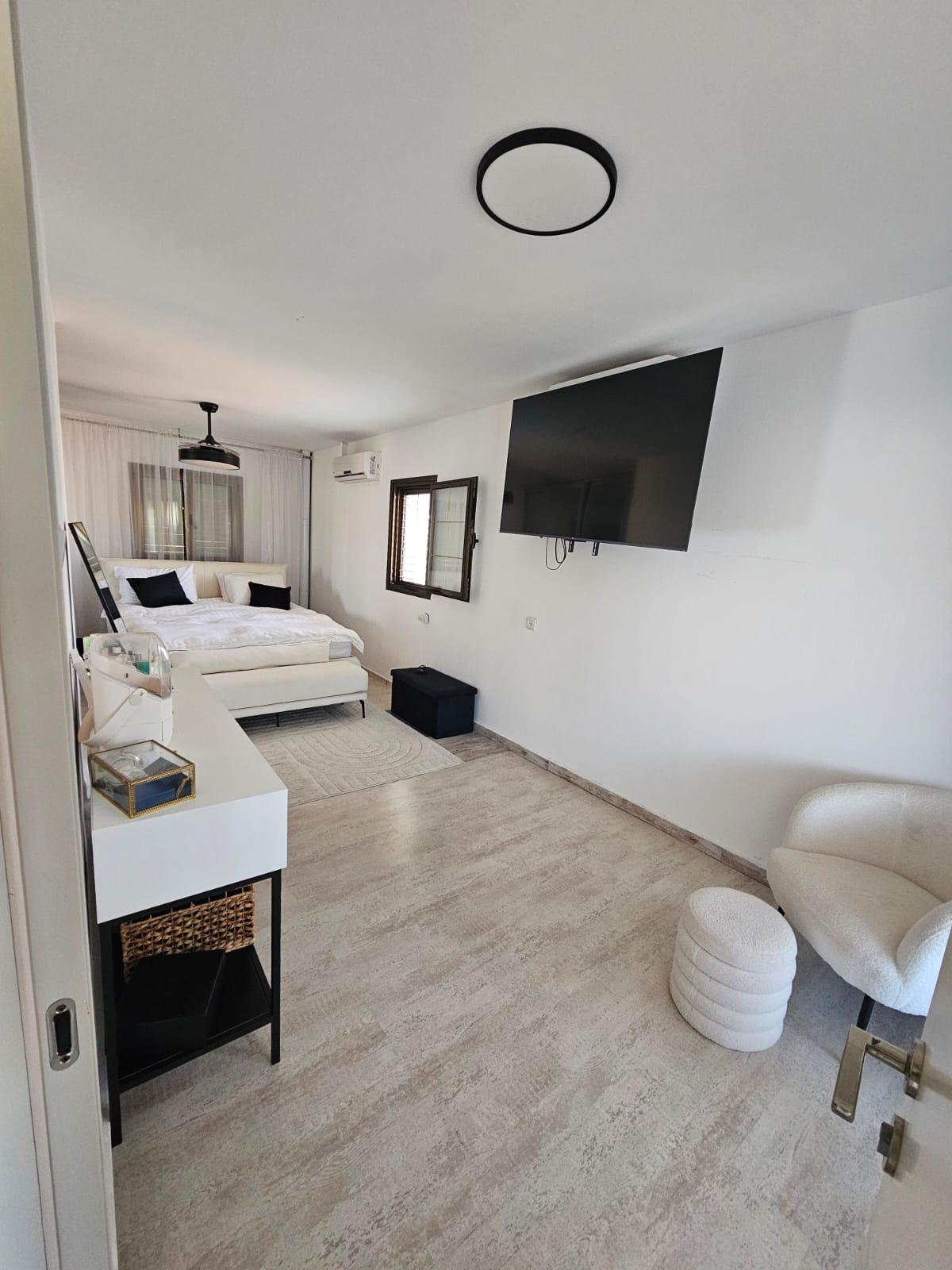 1CDA4DC7-CA6D-44E9-B17C-8CAFB9D17721