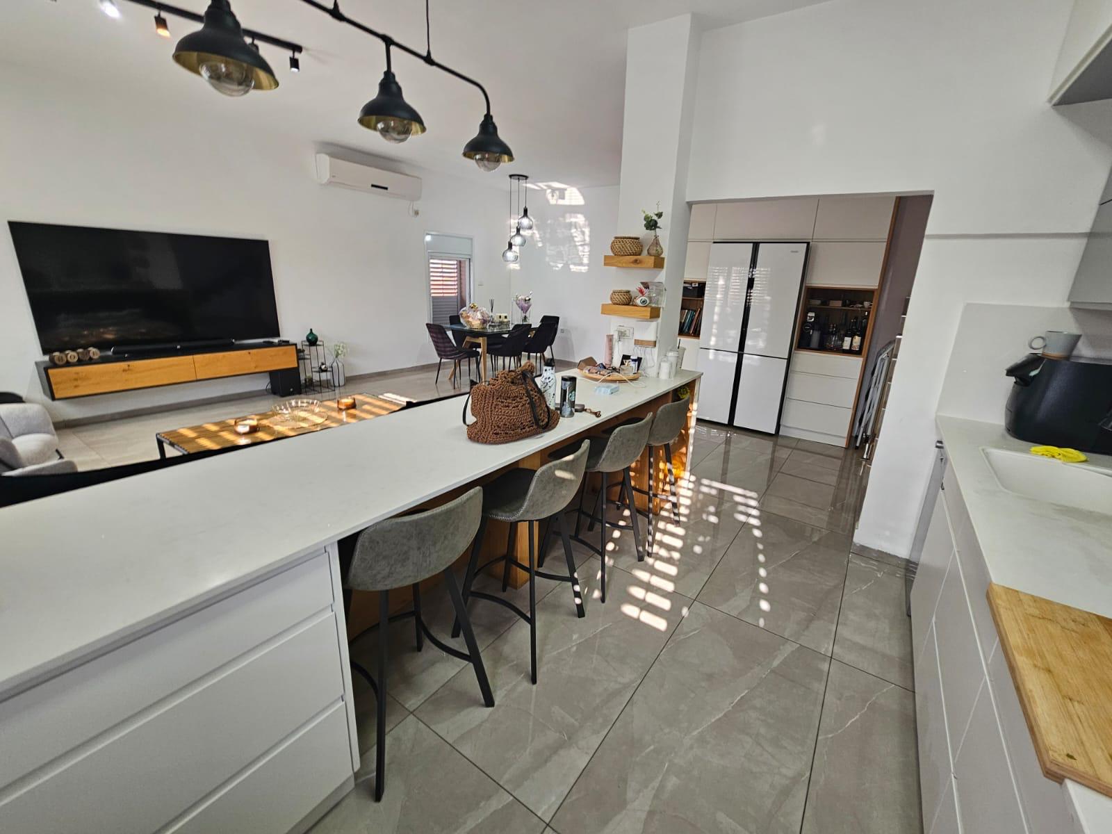 1F226EC7-52F3-43E7-BF59-EC8BB94B2FAD