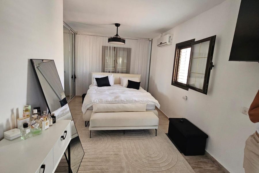 05795925-C69A-4845-BB36-56962B7159A2