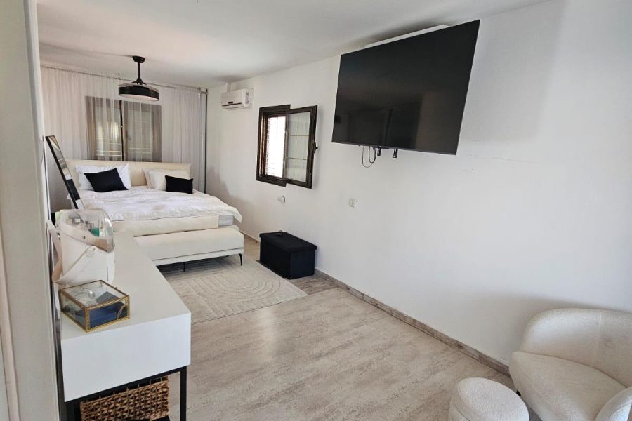 1CDA4DC7-CA6D-44E9-B17C-8CAFB9D17721