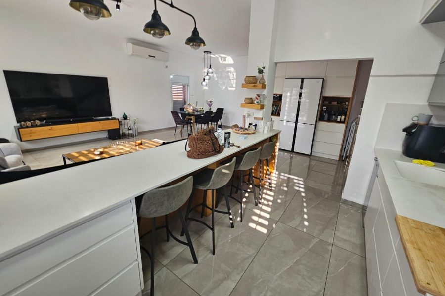 1F226EC7-52F3-43E7-BF59-EC8BB94B2FAD